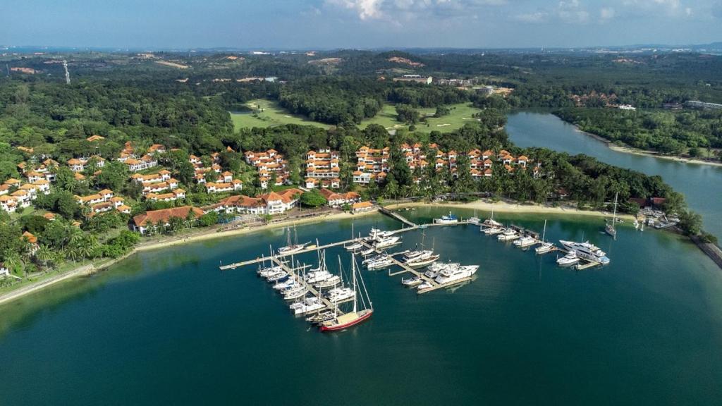 una vista aérea de los barcos atracados en un puerto en Nongsa Point Marina, en Nongsa