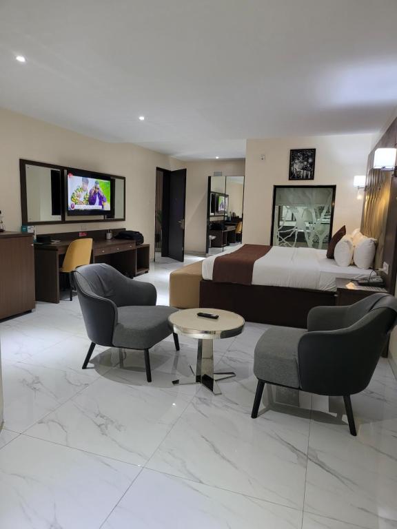 TV a/nebo společenská místnost v ubytování Carlton Swiss Grand Hotel