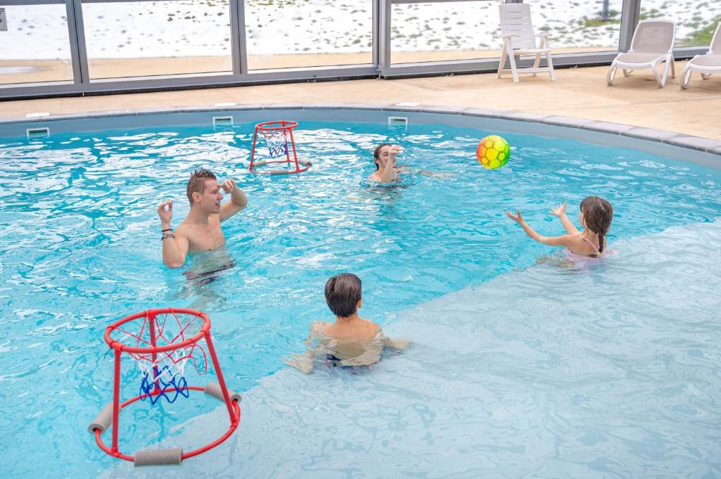 Bazén v ubytování Village Club Les Balcons des Pyrénées nebo v jeho okolí