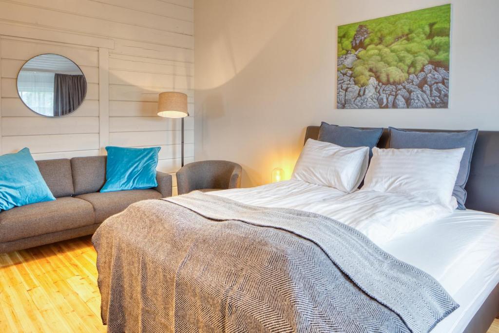 ブレイズダルスヴィークにあるHotel Breiddalsvikのベッドルーム(大型ベッド1台、ソファ付)