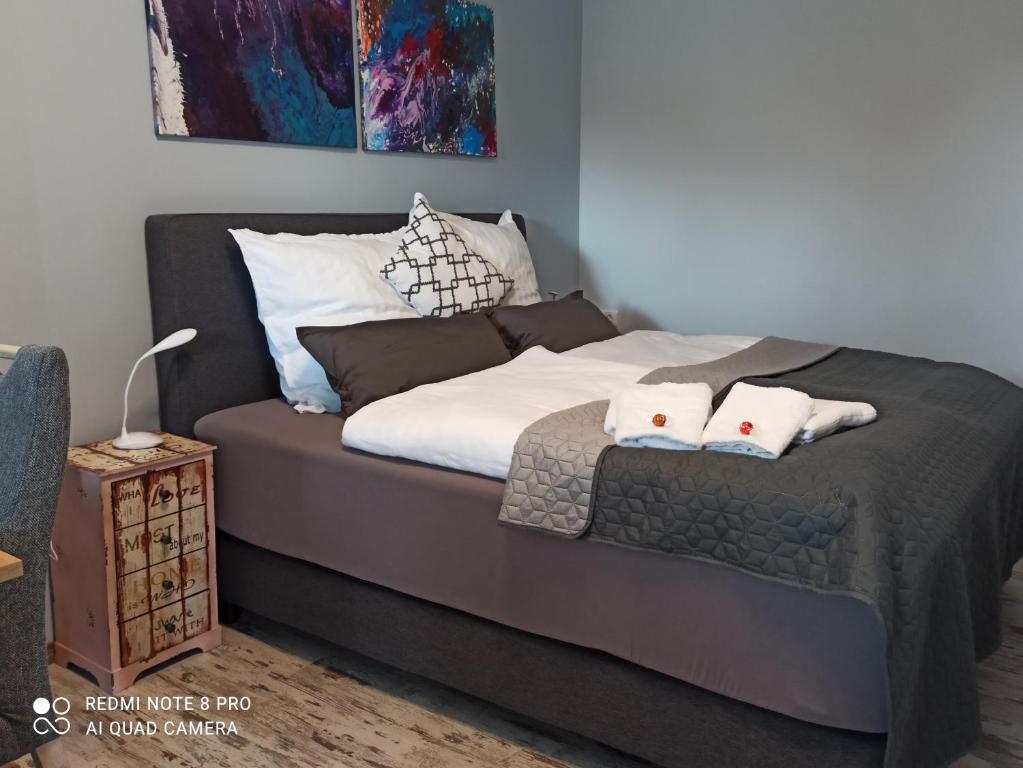 Un pat sau paturi într-o cameră la Schlafort