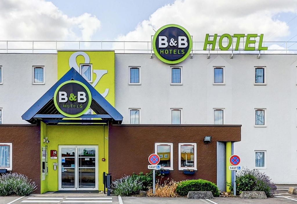um edifício de hotel com um sinal de hotel bbb em B&B HOTEL Dijon Les Portes du Sud em Dijon