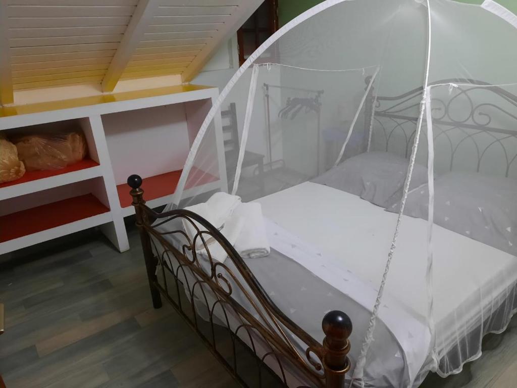 uma cama de dossel num quarto em Sunbeachparadise em Port-Louis