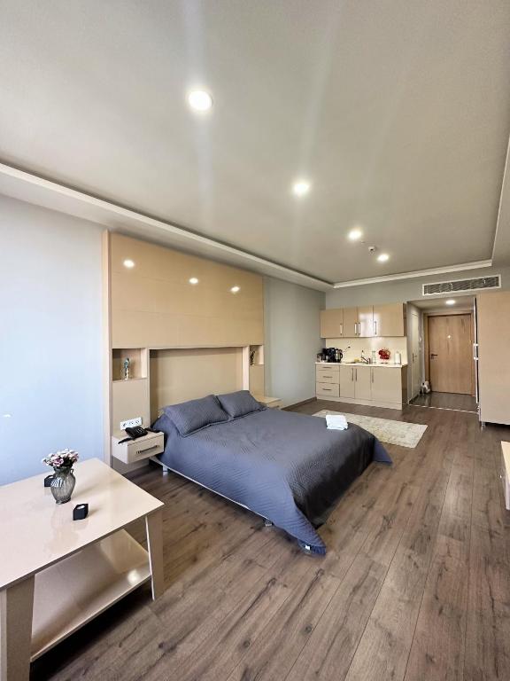 um quarto com uma cama grande e uma mesa em BUREAU RESİDENCE STÜDYO DAİRE em Kartepe