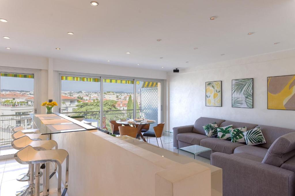 un salon avec un canapé et une table dans l'établissement Le Beauséjour by Halldis, à Cannes