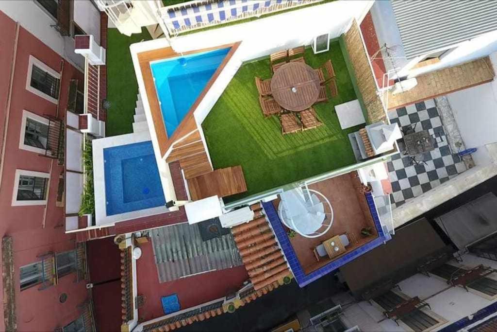 z góry widok na dom z basenem i dziedzińcem w obiekcie Casa con piscina junto catedral de sevilla w Sewilli