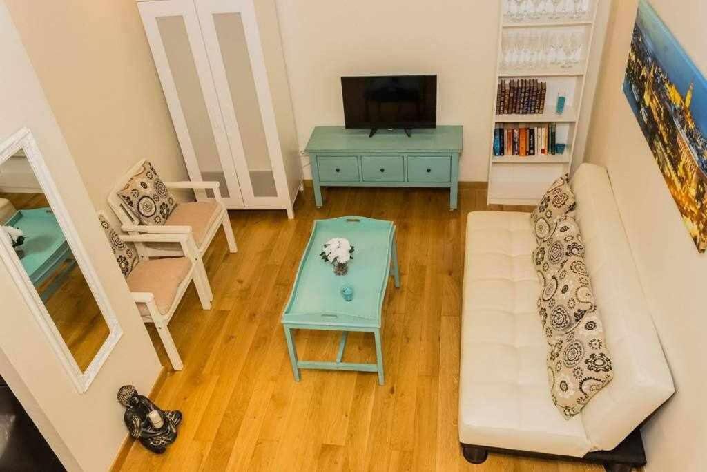 Telewizja i/lub zestaw kina domowego w obiekcie Casa con piscina junto catedral de sevilla