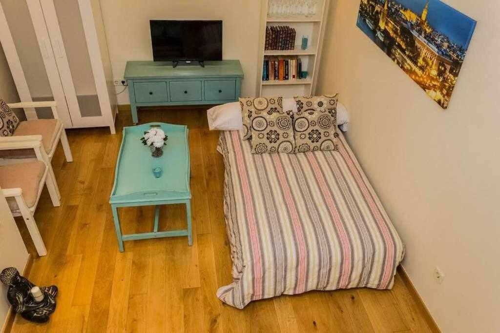 Telewizja i/lub zestaw kina domowego w obiekcie Casa con piscina junto catedral de sevilla