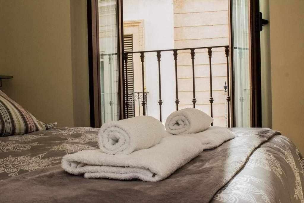 Łóżko lub łóżka w pokoju w obiekcie Casa con piscina junto catedral de sevilla