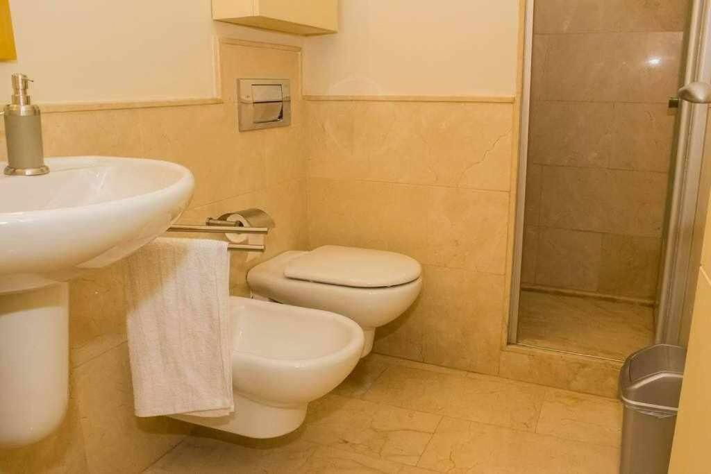 Łazienka w obiekcie Casa con piscina junto catedral de sevilla