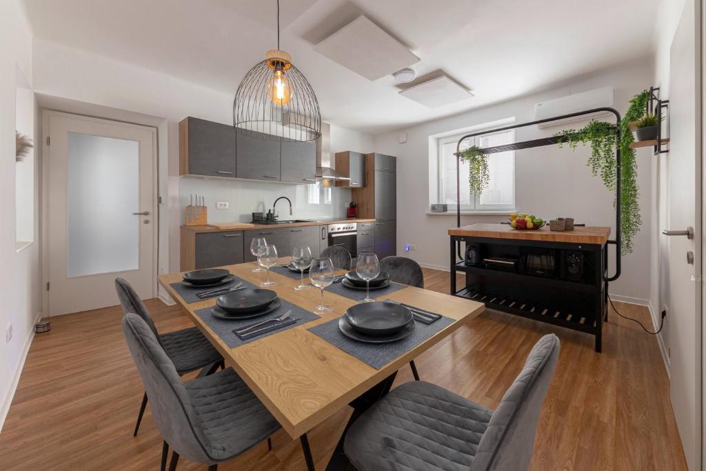 cocina y comedor con mesa y sillas en Apartments Grahek, en Liubliana