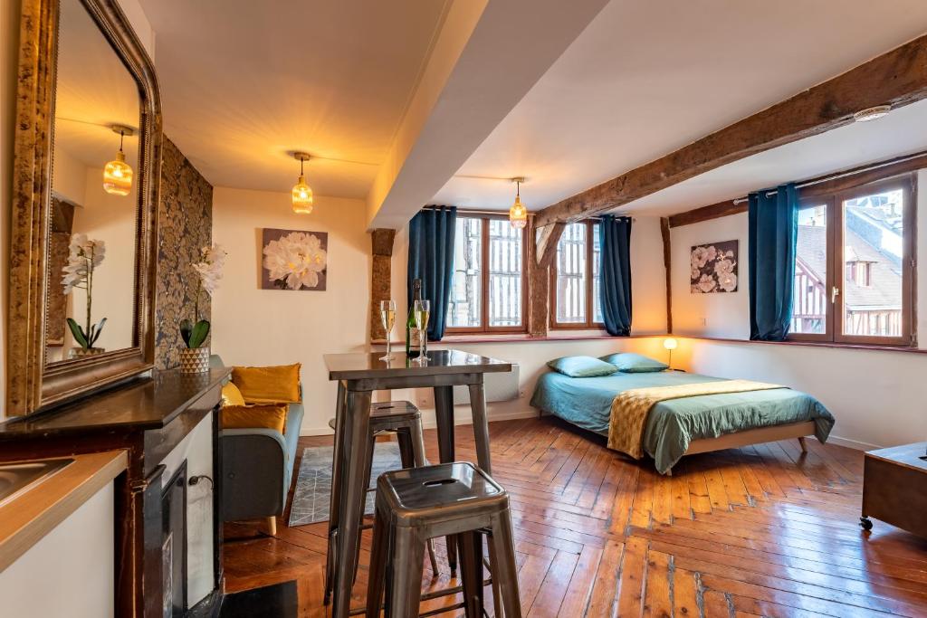 - une chambre avec un lit et un bureau dans l'établissement Le Lovely cosy jacuzzi centre-ville wifi, à Rouen
