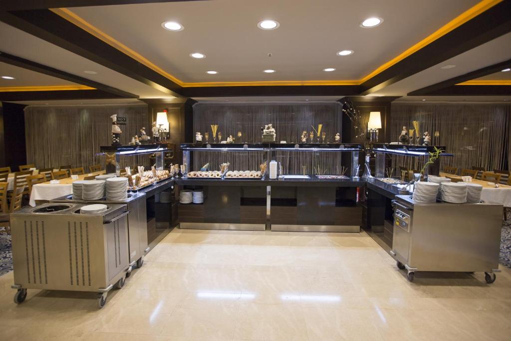 A restaurant or other place to eat at Suhan Cappadocia Hotel & Spa