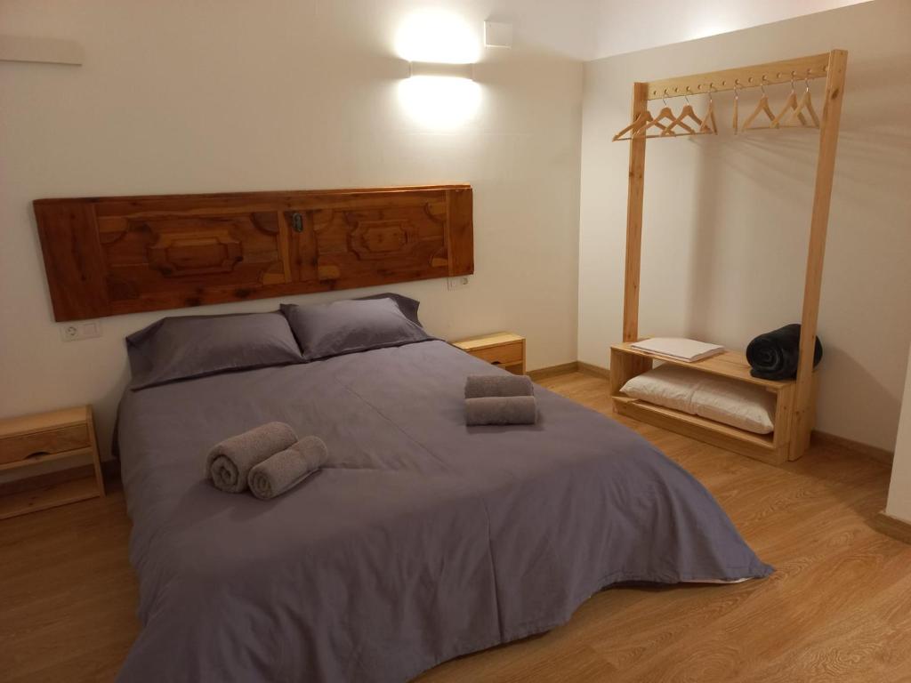 1 dormitorio con 1 cama con 2 toallas en Cal Vallverdú 2D, en Preixana