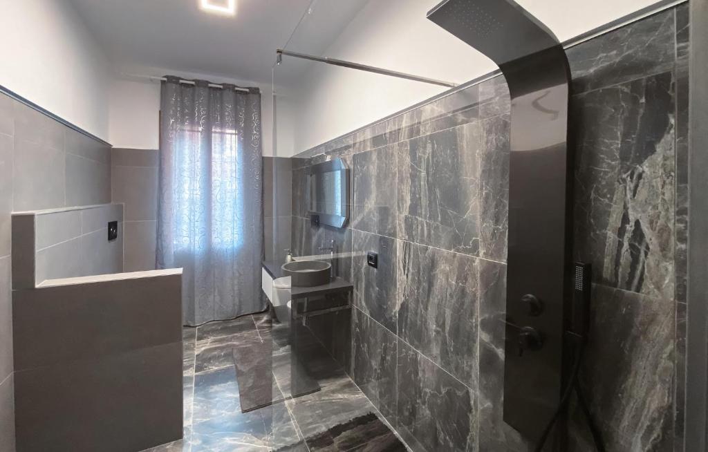 uma casa de banho com um chuveiro, um lavatório e um WC. em app arena em Reggio Emilia
