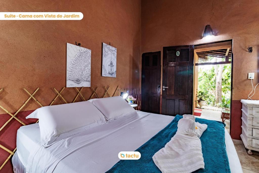 1 dormitorio con cama blanca y ventana en Pousada Le Monte Cristo c/ Café Guaramiranga en Guaramiranga