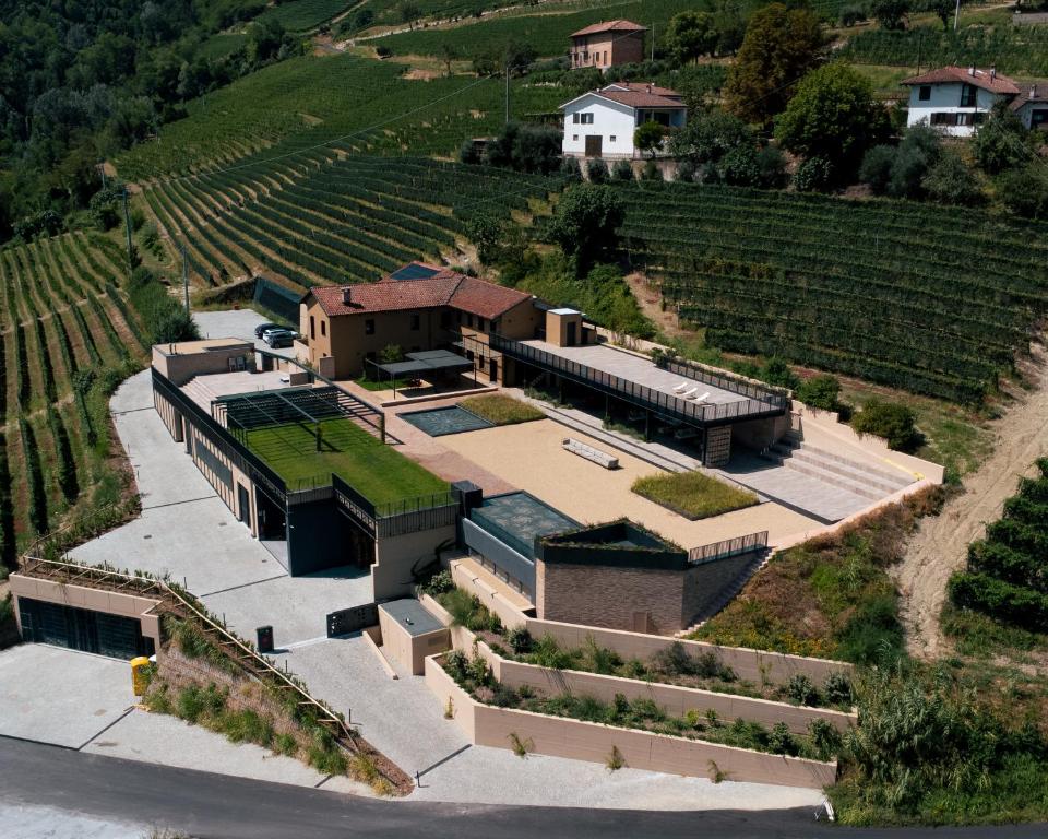 een luchtzicht op een huis in een wijngaard bij Foresteria Castello di Perno in Monforte dʼAlba