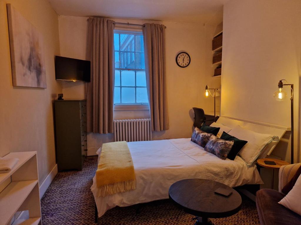 una camera d'albergo con letto e finestra di Charming 1-Wall Bed Comfortable Studio in NWLondon a Londra