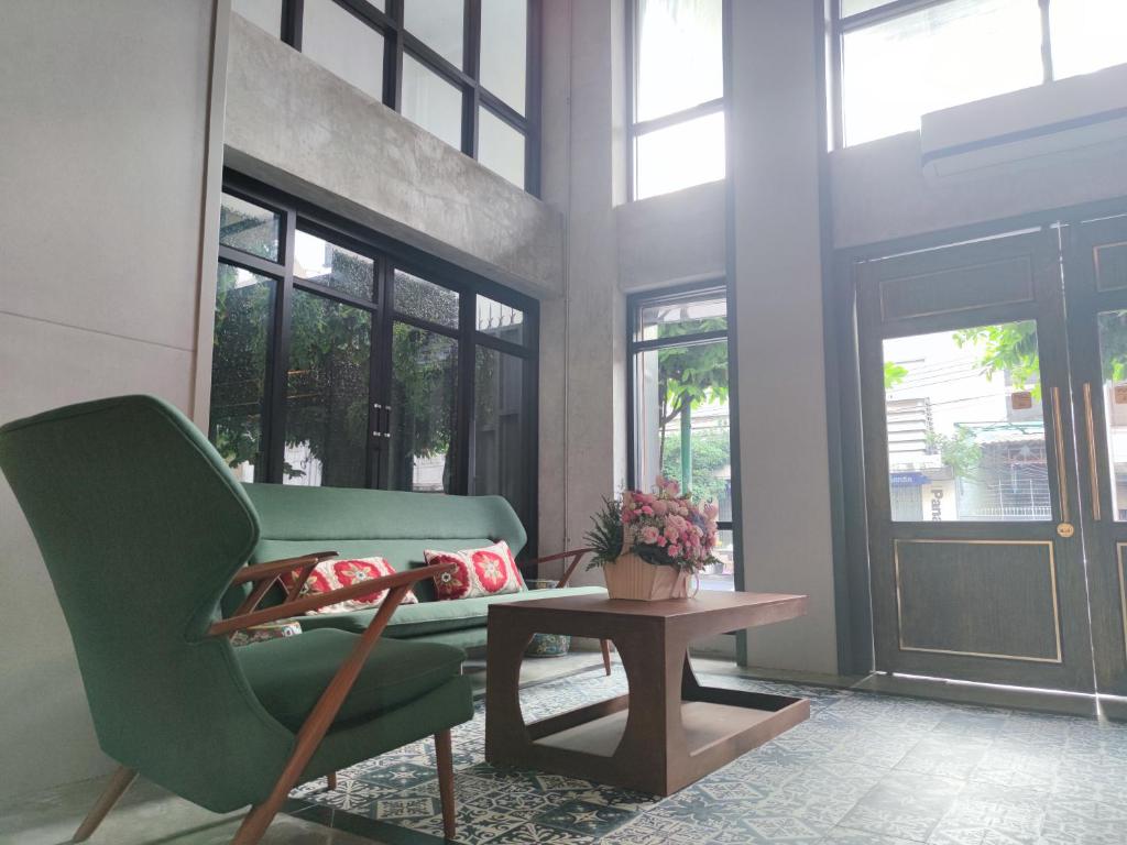 N5 Ratchawong Hostel - 17