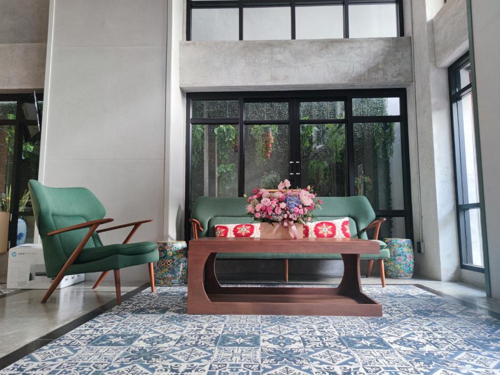 N5 Ratchawong Hostel - 16