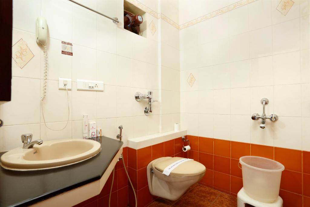 Koupelna v ubytování Sri Aarvee Hotels