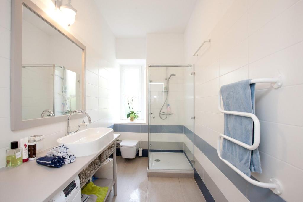 Stylish Theatre Apartments - 6