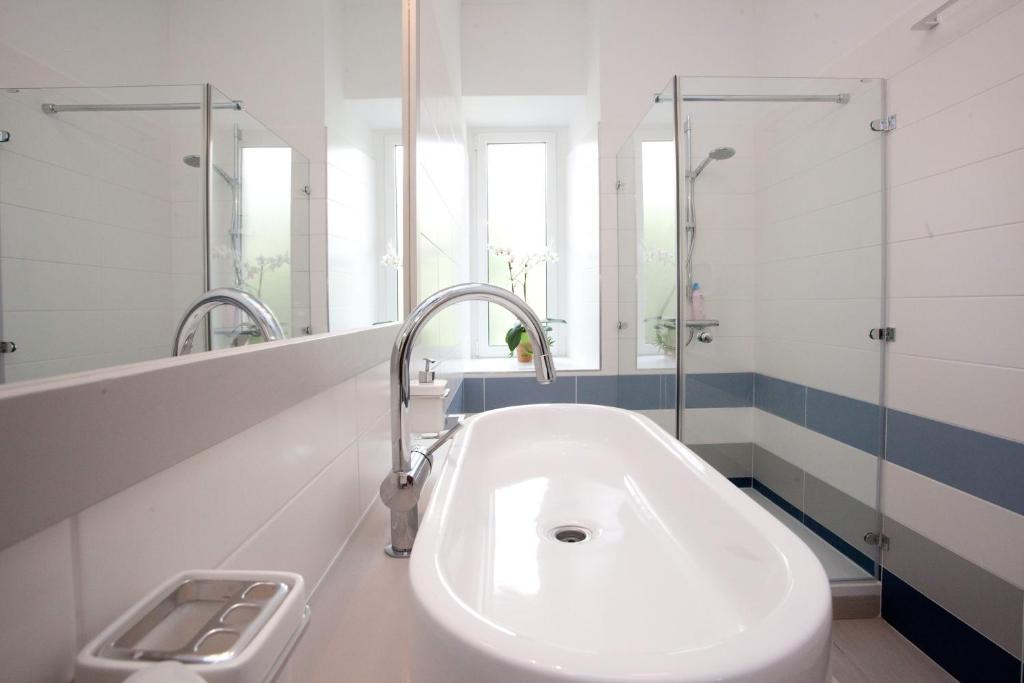 Stylish Theatre Apartments - 7