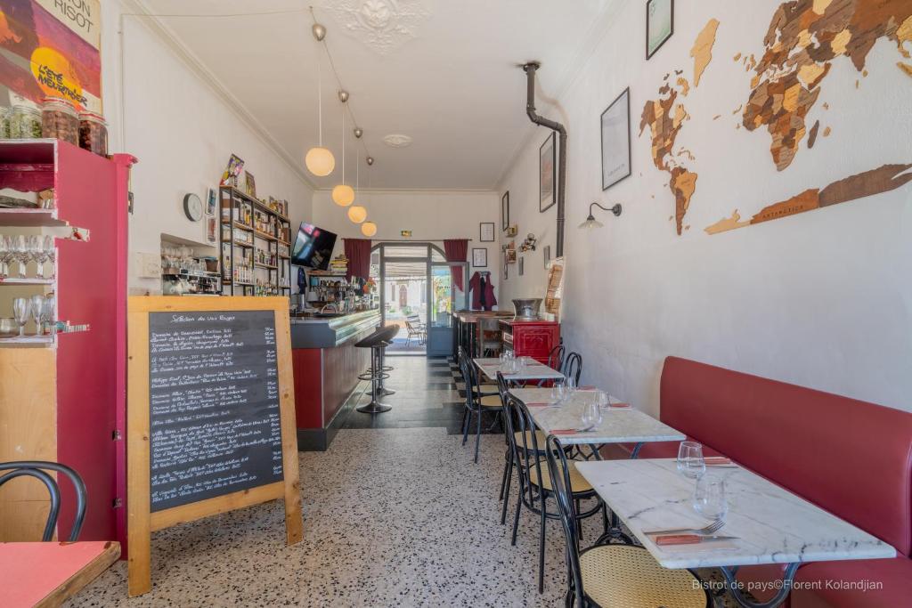 Um restaurante ou outro lugar para comer em Bar des Amis