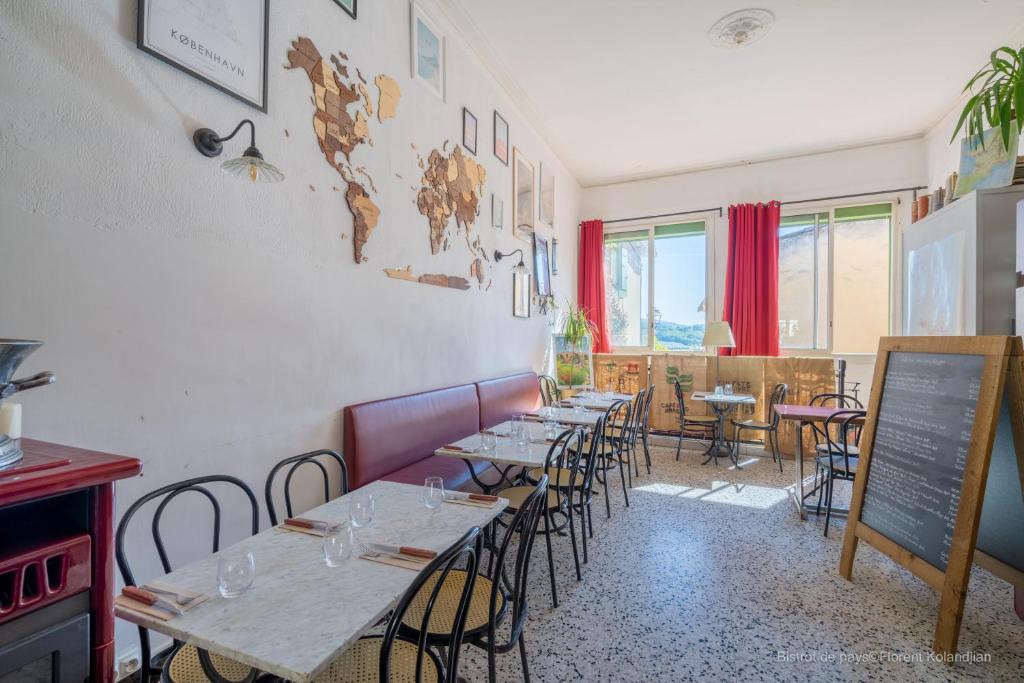 Uma área de estar em Bar des Amis