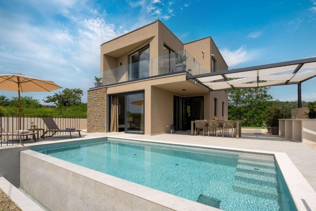 Bazén v ubytování Modern villa Venta with jacuzzi and pool in Buje nebo v jeho okolí