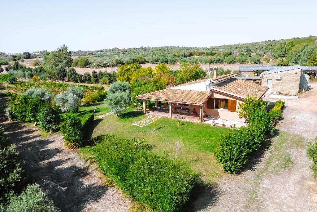 - une vue aérienne sur une maison avec un jardin dans l'établissement Casa Serra, 