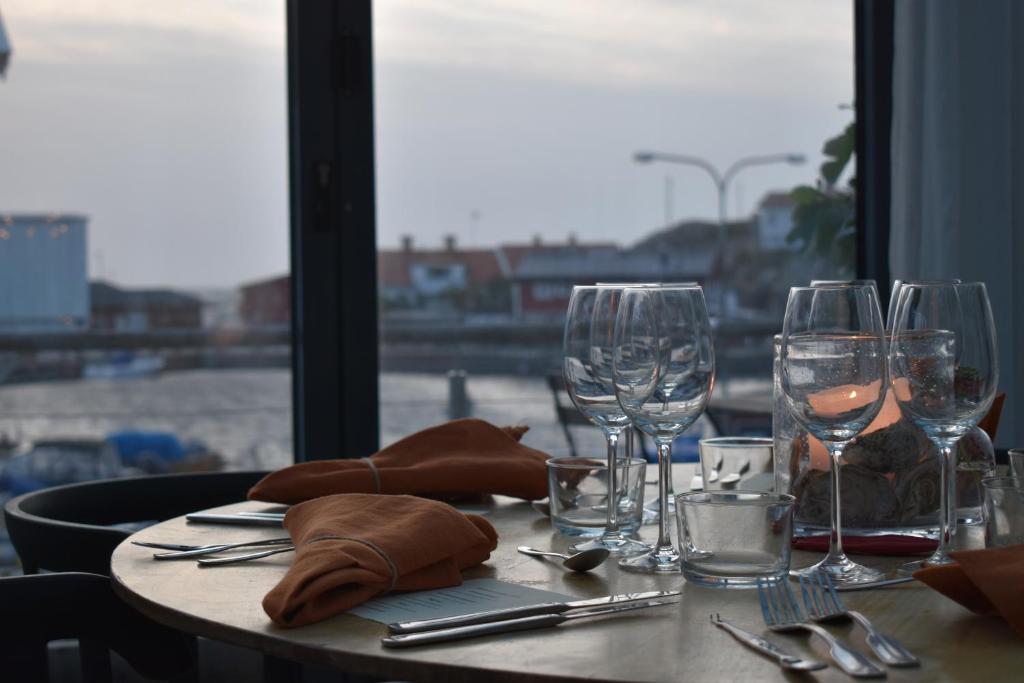 uma mesa com copos e guardanapos em cima em Mollösunds Wärdshus em Mollösund