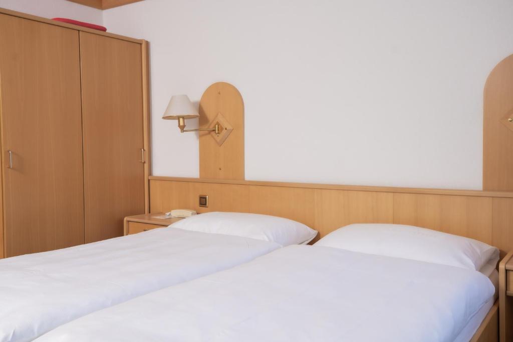 Postel nebo postele na pokoji v ubytování Hotel Alpenhof