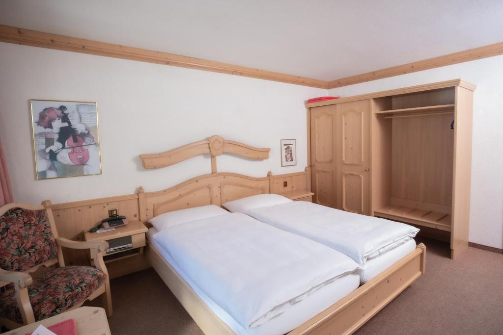 Postel nebo postele na pokoji v ubytování Hotel Alpenhof