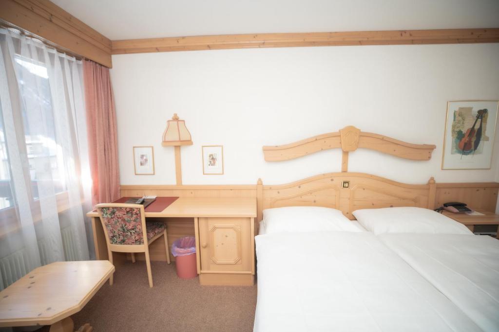 Postel nebo postele na pokoji v ubytování Hotel Alpenhof