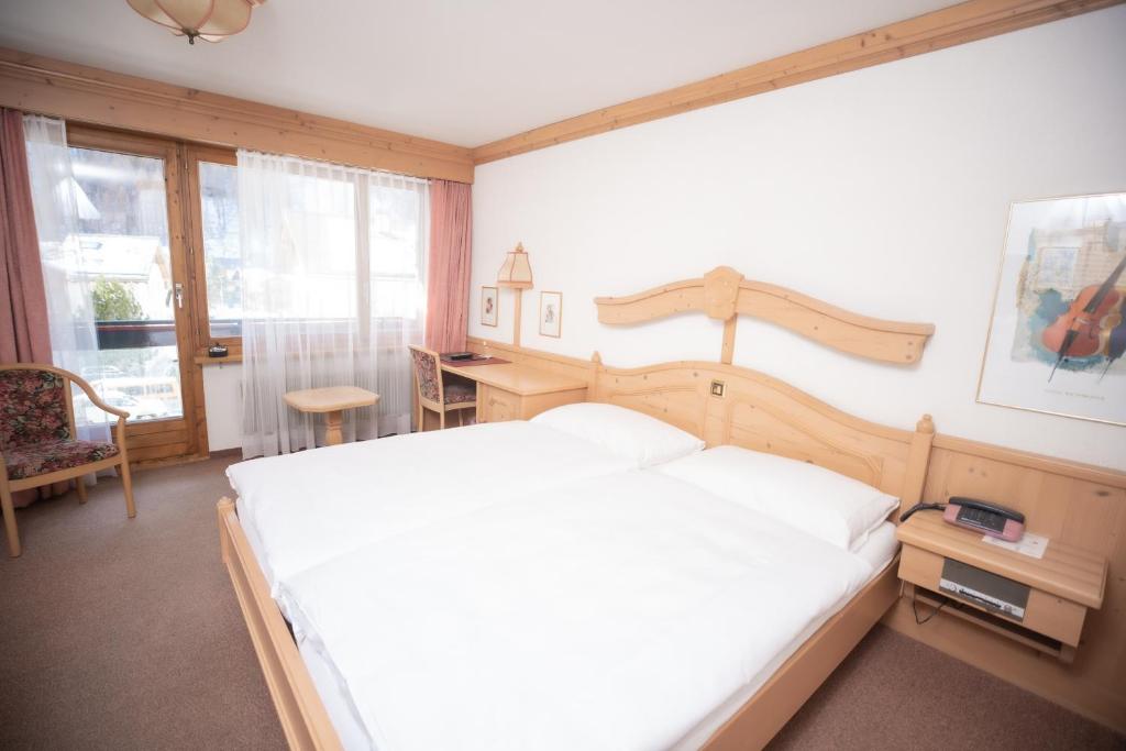 Postel nebo postele na pokoji v ubytování Hotel Alpenhof