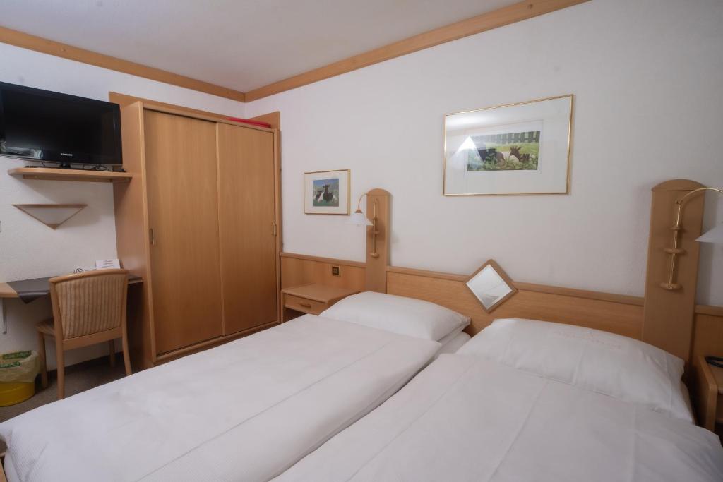 Postel nebo postele na pokoji v ubytování Hotel Alpenhof
