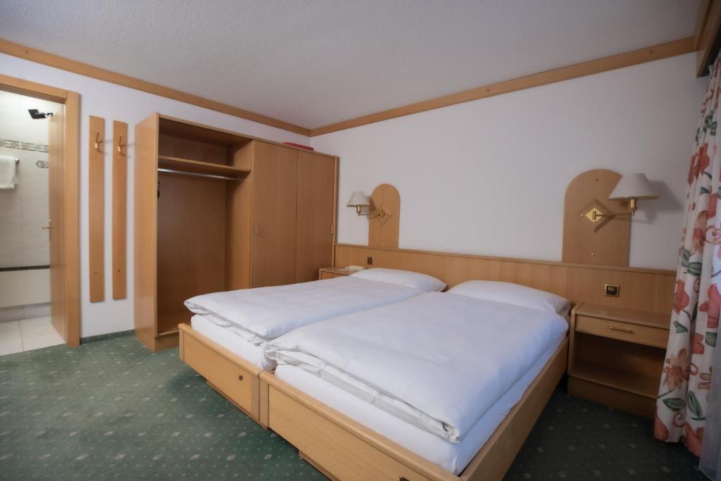 Postel nebo postele na pokoji v ubytování Hotel Alpenhof