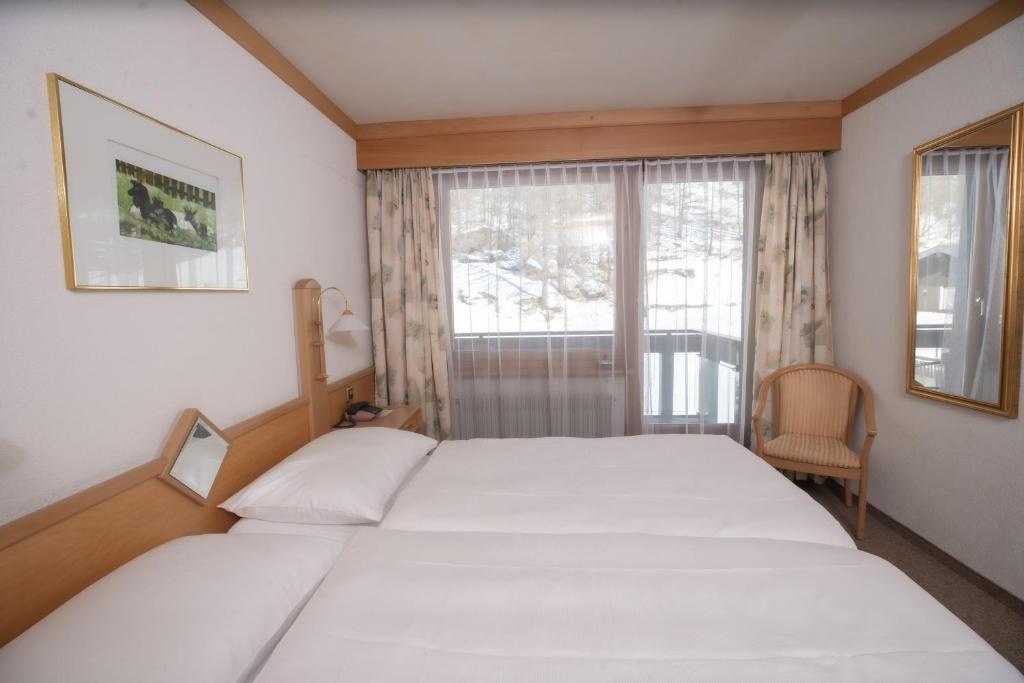 Postel nebo postele na pokoji v ubytování Hotel Alpenhof