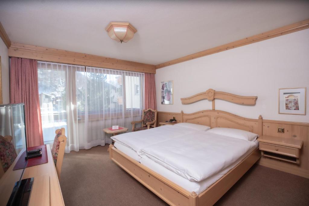 Postel nebo postele na pokoji v ubytování Hotel Alpenhof