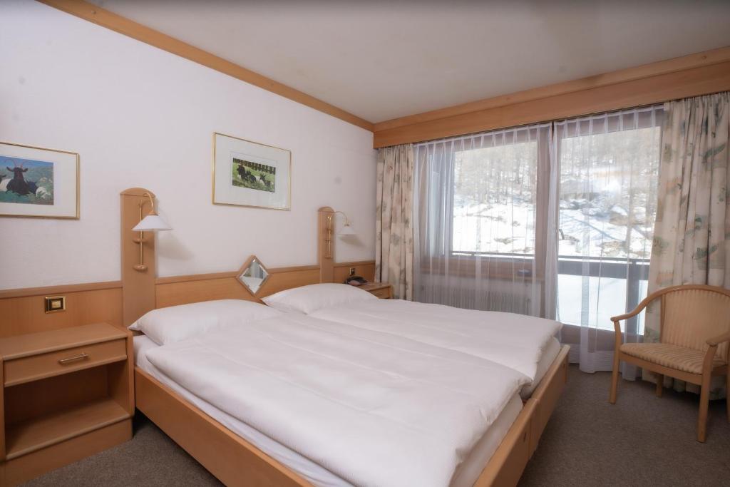 Postel nebo postele na pokoji v ubytování Hotel Alpenhof