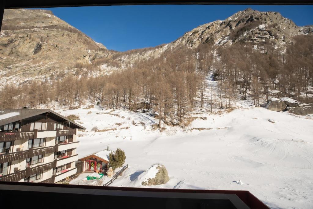 Nespecifikovaný výhled na hory nebo výhled na hory při pohledu z hotelu