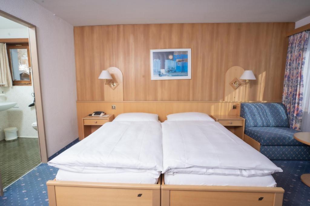 Postel nebo postele na pokoji v ubytování Hotel Alpenhof
