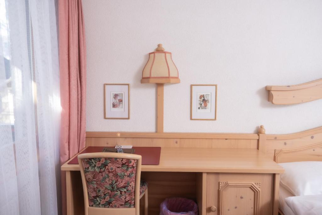 Postel nebo postele na pokoji v ubytování Hotel Alpenhof