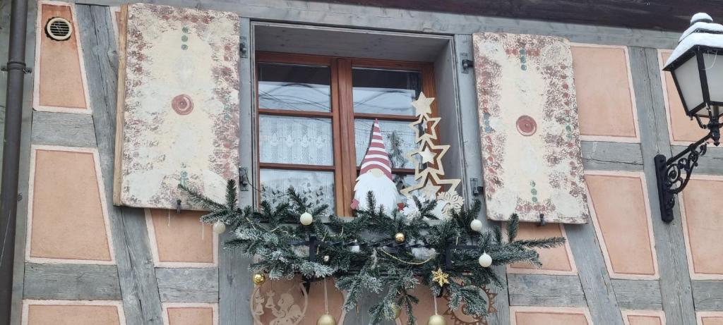 ein Fenster mit einem Weihnachtskranz darauf in der Unterkunft Maison en duplex in Beblenheim