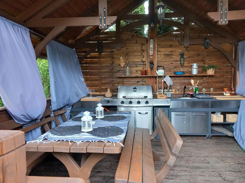 Kuchyňa alebo kuchynka v ubytovaní Dom z Sauną i Jacuzzi- na wyłączność lub pokoje
