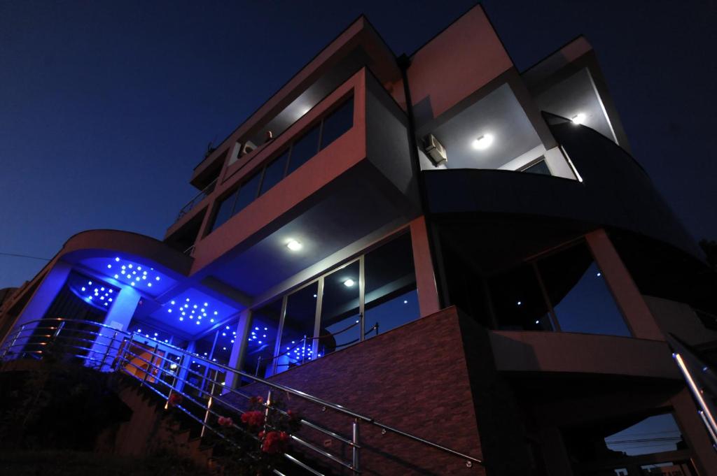 um edifício com luzes azuis à noite em Hotel Gold em Pljevlja