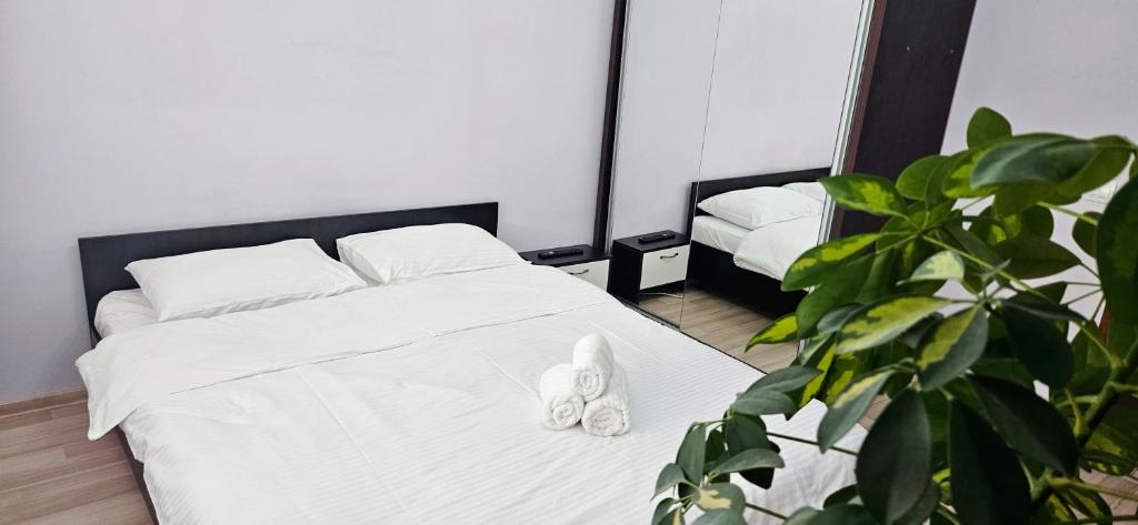 um quarto com uma cama com um par de sapatos em Perfect View Apartament em Bucareste