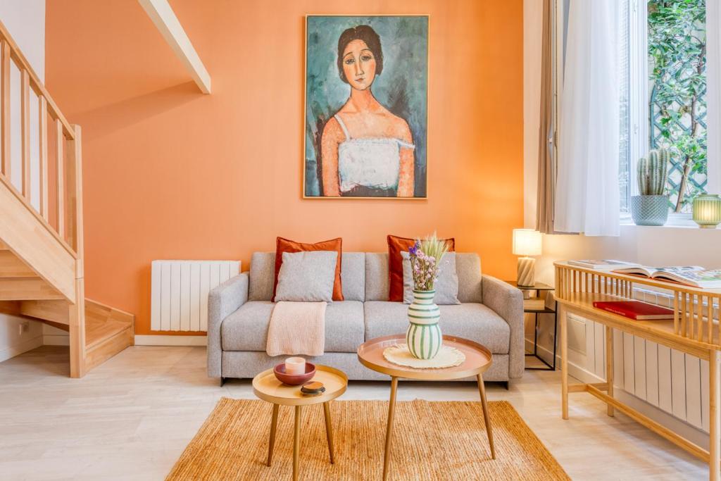 - un salon avec un canapé et une table dans l'établissement Maury - Luxury Loft - Heart of Montparnasse, à Paris