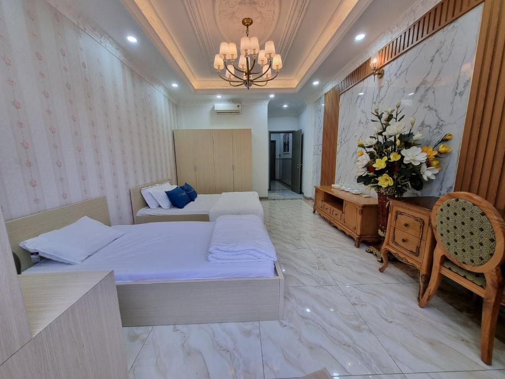 Habitación con 2 camas, mesa y espejo. en Linh's Home 101 Phòng riêng tiện nghi, en Tân Ðiền